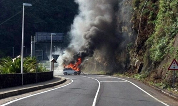 Un joven resulta herido en Santa Cruz de La Palma al salirse de la vía e incendiarse su coche