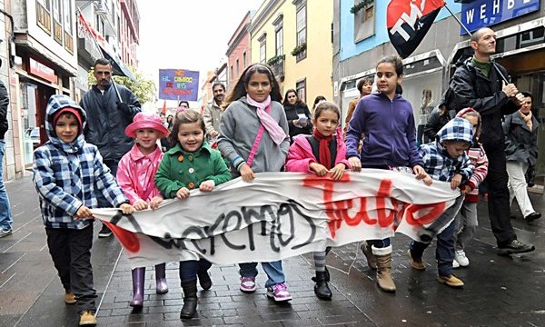Las ludotecarias protestan junto a padres y alumnos