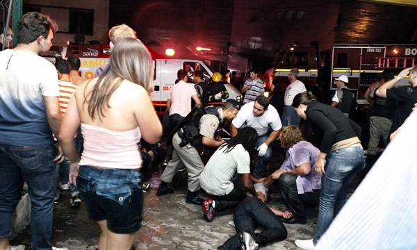 La pesadilla de 233 jóvenes muertos en una discoteca estremece a Brasil