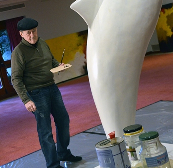 Emilio Machado se suma en directo a la exposición de esculturas de orca