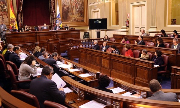 Rivero garantiza que en Canarias no habrá desahucios en viviendas sociales