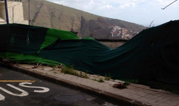 Alertan del peligro en un solar de la calle Poeta Perera, en La Cuesta