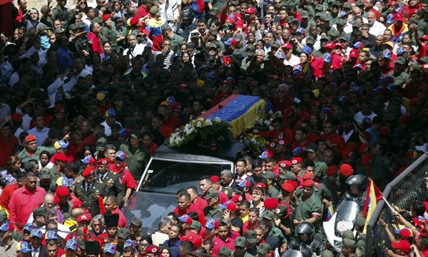 Miles de personas acompañan el cortejo fúnebre de Hugo Chávez
