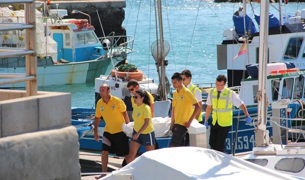 Fallece un pescador y otro sufre una hipotermia tras caer al mar en Lanzarote