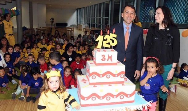 Un centenar de niños felicita los  125 años a la Biblioteca Municipal
