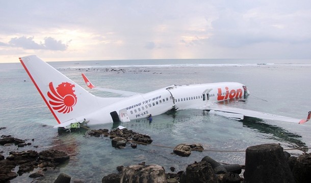 Un avión con más de un centenar de pasajeros termina en el mar al tratar de aterrizar en Bali