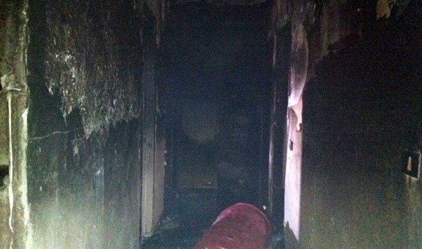 Los bomberos extinguen un incendio en una vivienda de La Laguna