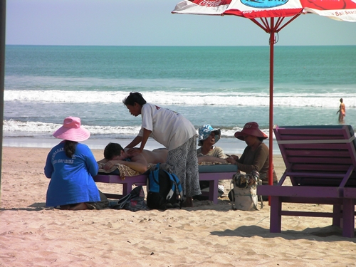 Una turista "relajándose" en una playa del sur de Tailandia. 