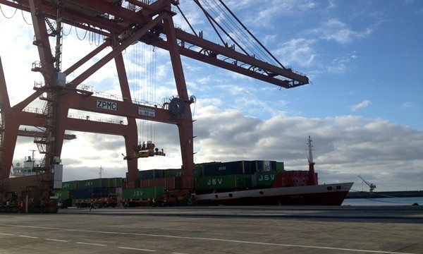 La terminal de contenedores en el dique del Este recibe su primer barco