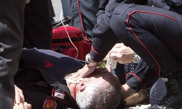 Un perturbado tirotea a dos carabinieri durante el juramento del Gobierno de Letta