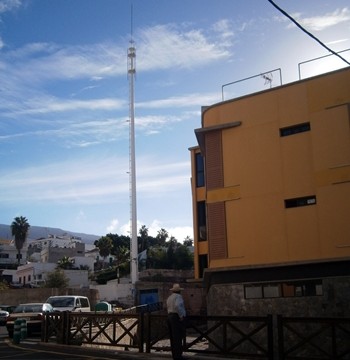 Las antenas de telefonía aún siguen en el casco urbano