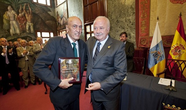 Ricardo Tavío Peña recibe el título de Hijo Ilustre de la isla de Tenerife