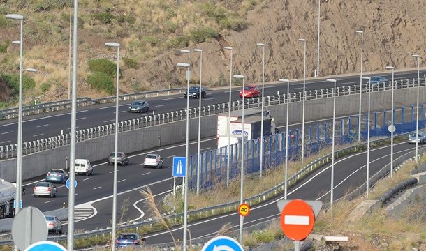 El Cabildo quiere apagar la luz de las autopistas excepto en los enlaces 
