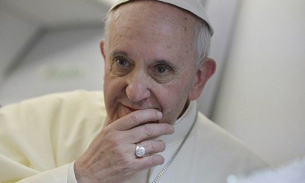 El papa Francisco ve "ofensivo" que se le pinte como "una especie de Supermán"
