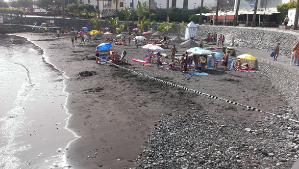 Cerrada al baño Playa Chica, en Playa San Juan, por un vertido de gasoil