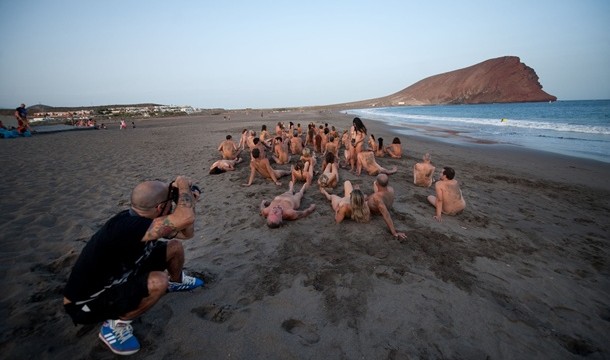 Encarneviva retrata un desnudo grupal en la playa de La Tejita