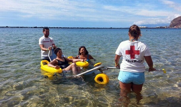 Cruz Roja facilita el acceso a playa de Las Teresitas a 121 personas 