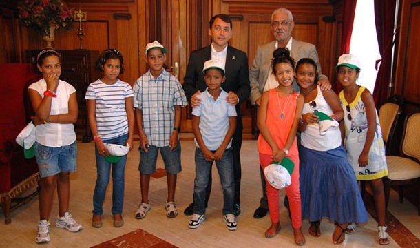 El alcalde recibe a los niños saharauis acogidos por familias