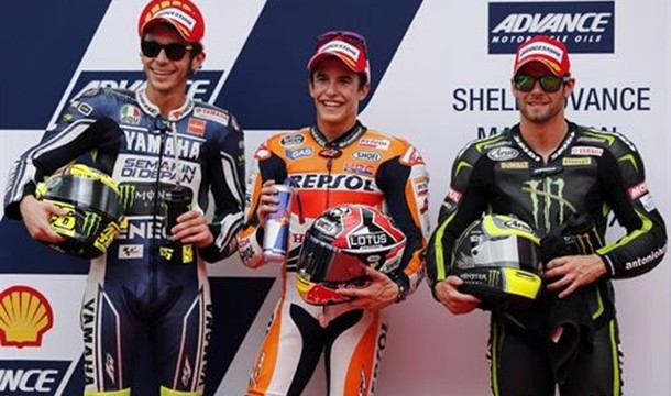 Márquez vuela a golpe de récord; Tito Rabat y Luis Salom dominan en Moto2 y Moto3