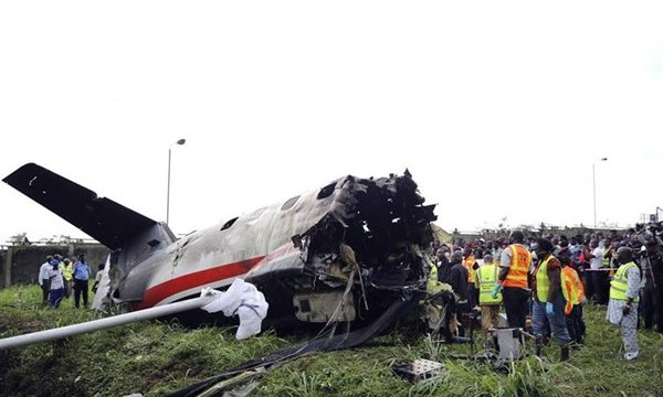 Fallecen en Lagos 15 personas al estrellarse un avión al poco de despegar