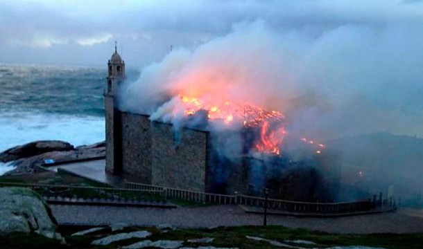 Un rayo causa un incendio que arrasa el santuario de Muxía
