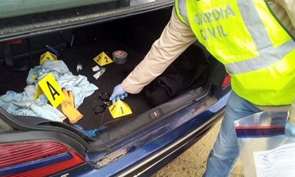 Prisión para el hombre que trasladó a su exmujer esposada en el maletero del coche desde Francia hasta Cádiz