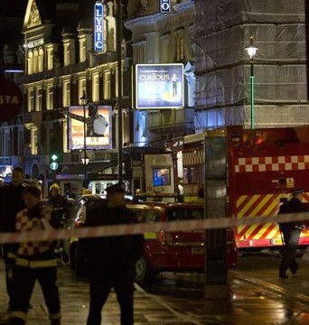 Se cae el techo del Teatro Apollo de Londres y provoca 88 heridos