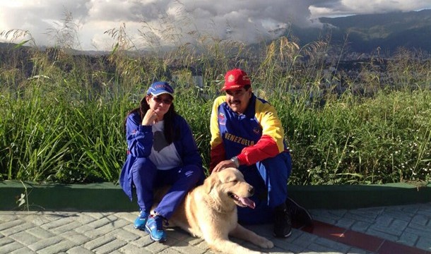 Nicolás Maduro agradece en una foto con su esposa y su perro "tanto amor y apoyo"