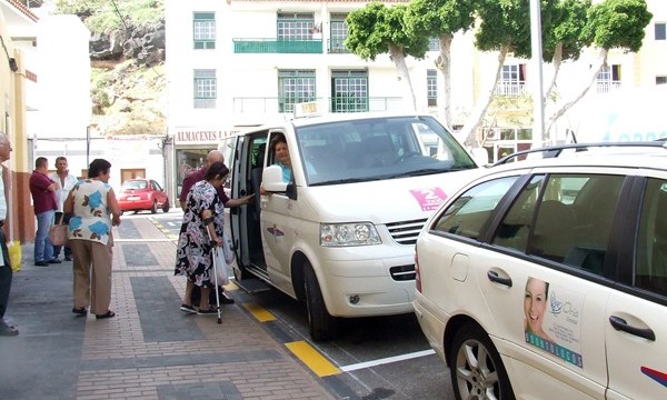 Arona y Santa Cruz preparan ya sus proyectos de taxi compartido