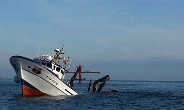 Rescatan a los siete tripulantes de un pesquero que se ha hundido en Girona