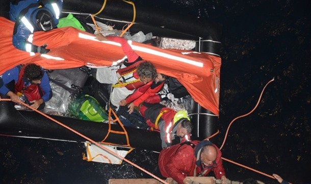 Un crucero rescata a los ocho tripulantes de un velero en pleno Atlántico