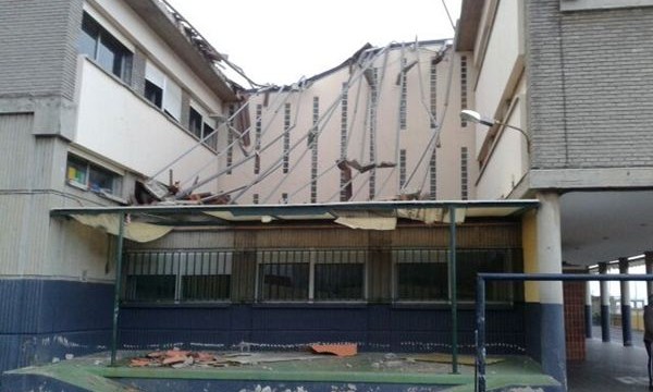 Un colegio de La Laguna pierde parte del techo por las ráfagas de viento