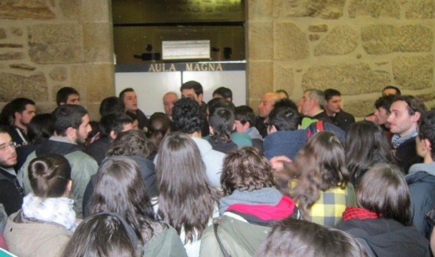 Garzón, recibido al grito de "fascista" en la Universidad de Santiago
