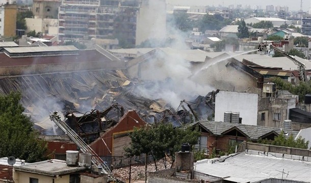 Conmoción por la muerte de nueve bomberos en un incendio y posterior derrumbe de un edificio en Buenos Aires