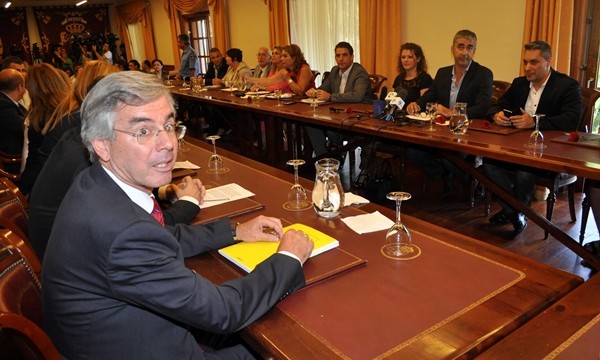 Dávila gana otra batalla judicial y seguirá como alcalde hasta 2015