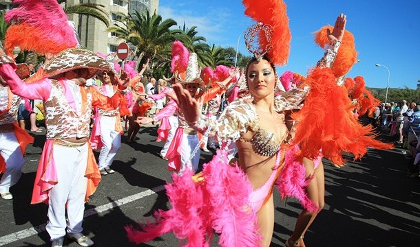 Los Cristianos se llena de ritmo y color con la celebración del Coso del Carnaval