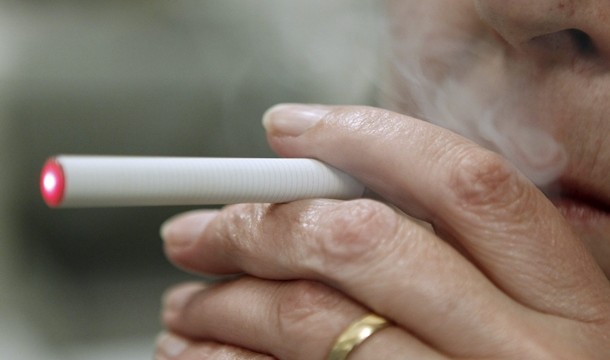 Sanidad multará el uso de cigarros electrónicos en los centros públicos 