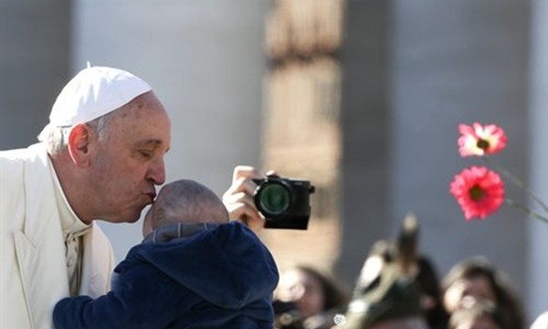 El Papa pide a los padres "cercanía a sus hijos" para ser "educadores en edad, sabiduría y gracia"