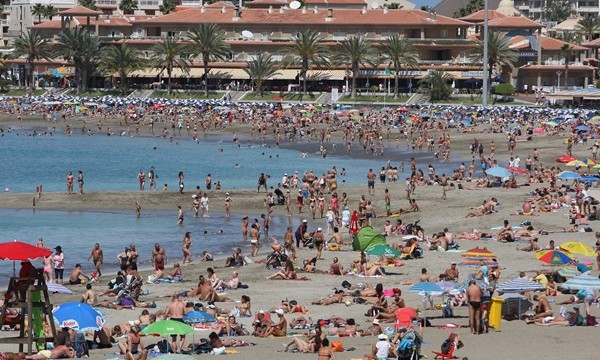 Un mancha verde alerta a los bañistas en la playa de Las Vistas