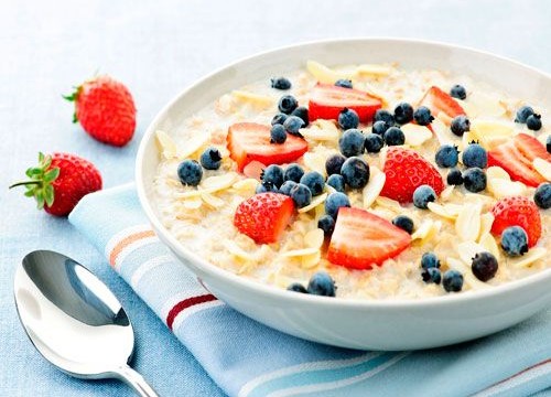 Cereales con leche y fruta