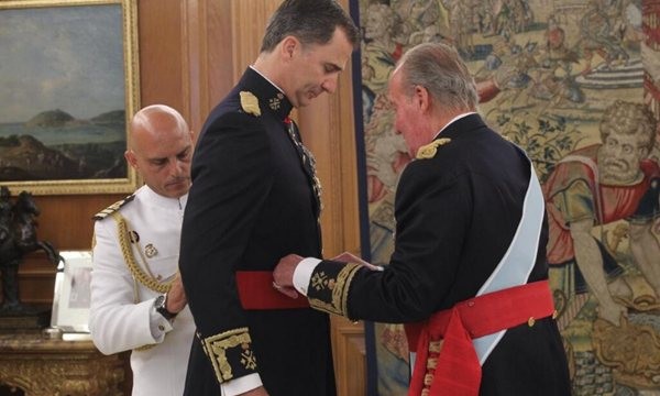 Felipe VI recibe de manos de su padre el fajín que le convierte en capitán general del Ejército