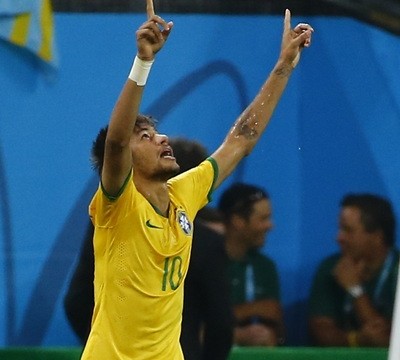 El árbitro empuja a Brasil a la victoria