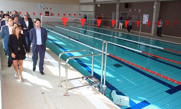 La piscina de Los Hinojeros, abierta tras siete años de espera
