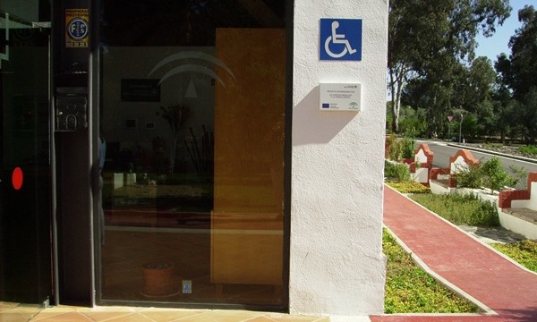 Otorgan el símbolo de accesibilidad a entidades sin revisar instalaciones