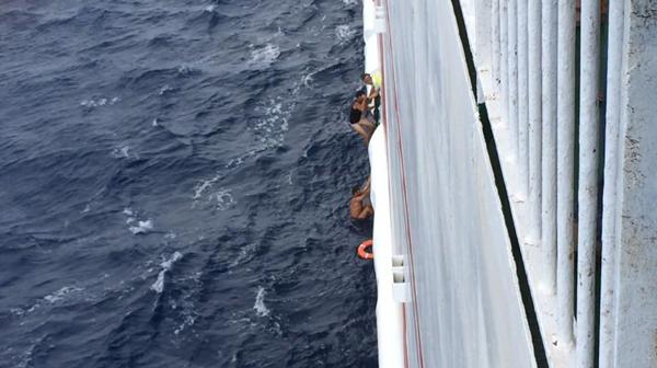 Un barco de Naviera Armas rescata a dos pescadores que se quedaron a la deriva entre Gran Canaria y Fuerteventura