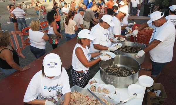 La degustación de 1.000 kilos de pescado reúne a 3.000 personas