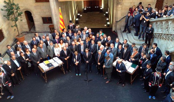 Mas a los 800 alcaldes: “Pasaréis a la historia de Cataluña con letras grandes”