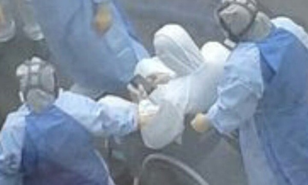 Un enfermero llegado de Sierra Leona presenta décimas de fiebre
