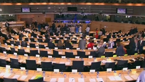 El Parlamento Europeo mantiene viva la queja contra los sondeos