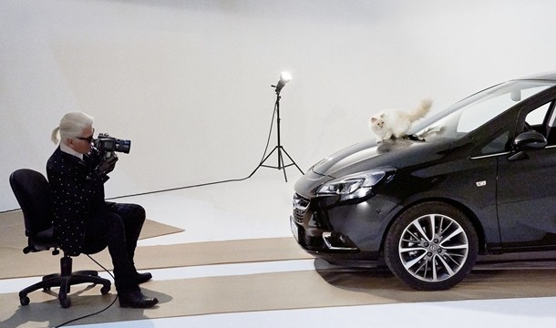El Opel Corsa posa para Karl Lagerfeld junto a su gata